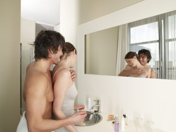 baiser dans les toilettes